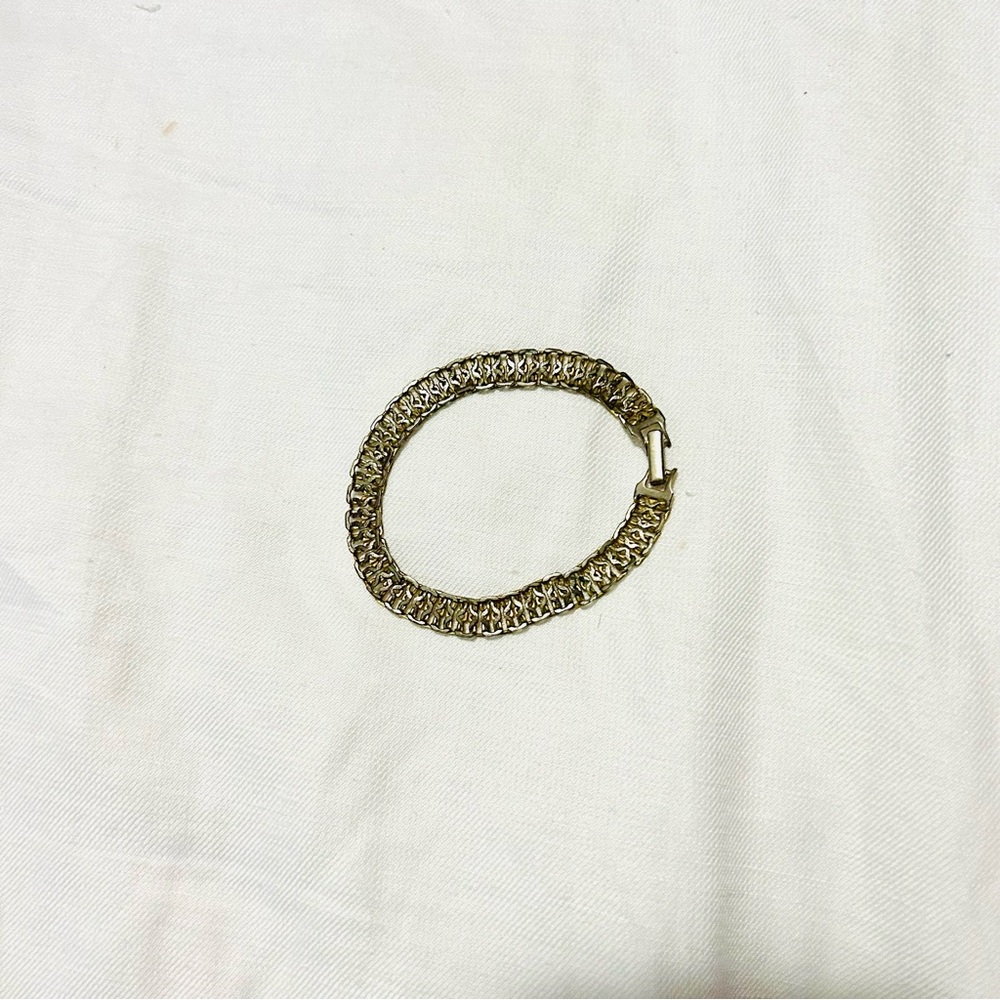 💙 Elegant Gold-Tone Bracelet